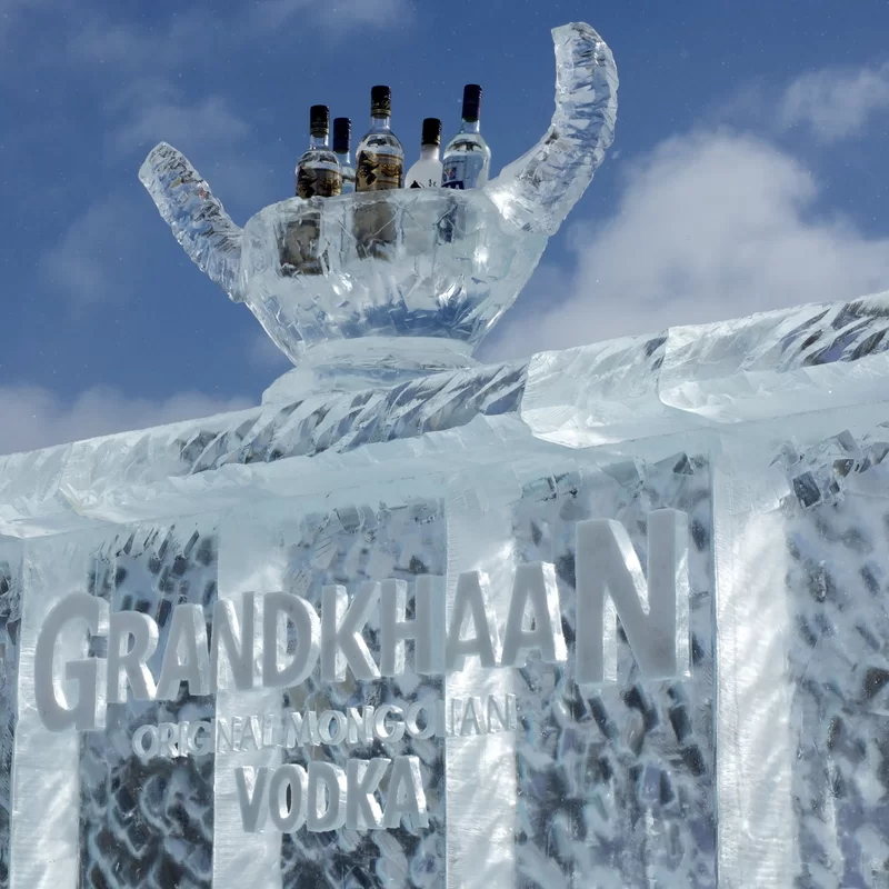 Eisbar mit Flaschenkühler von Reto Grond für Grankhaan Vodka